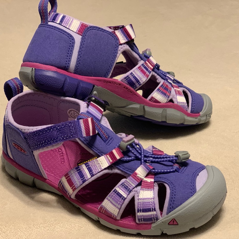 Youth size 4 Keens